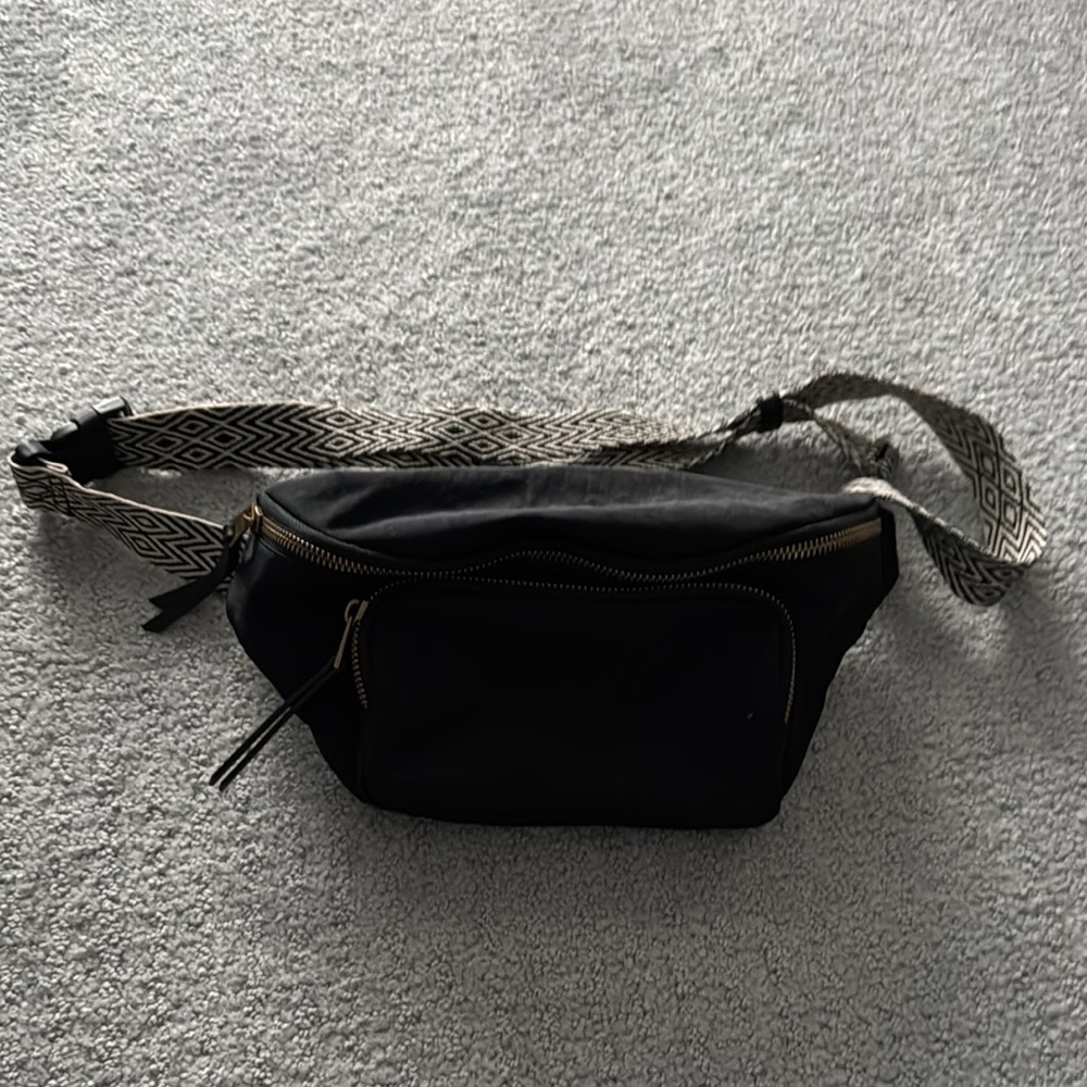 Universal Thread Black Belt Bag Sleek Design Adjustable Strap